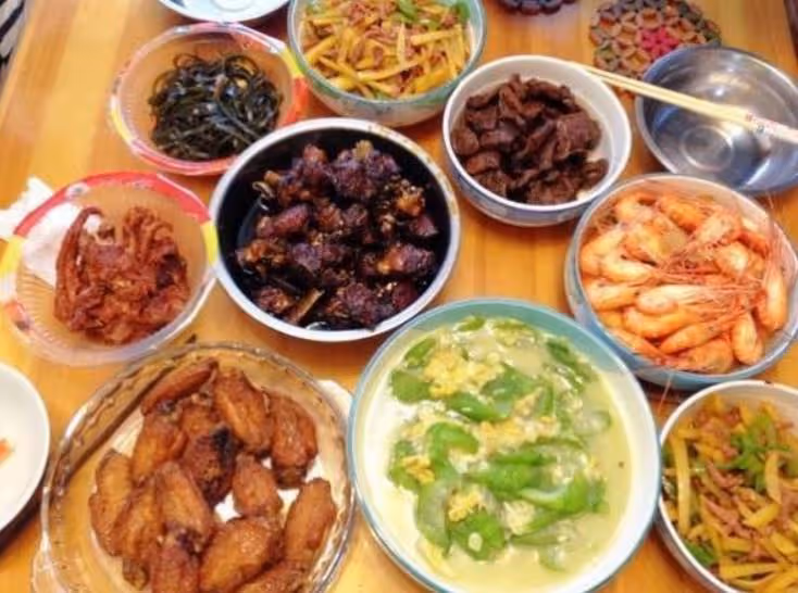 我挺孕肚做16口的家宴,一下倒了3袋鹽,婆婆摔了盤子老公掀了飯桌,對我大駡