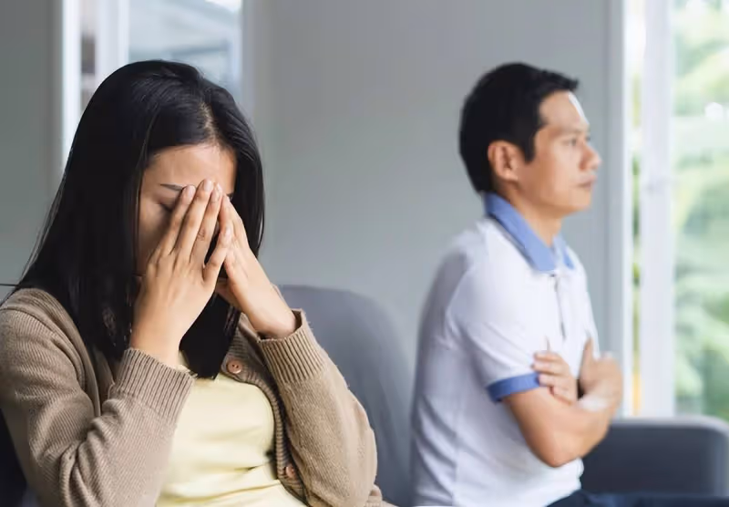 我挺孕肚做16口的家宴,一下倒了3袋鹽,婆婆摔了盤子老公掀了飯桌,對我大駡
