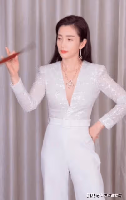 消失的李冰冰久違亮相,49歲狀態翻車撞臉呂麗萍,至今未婚