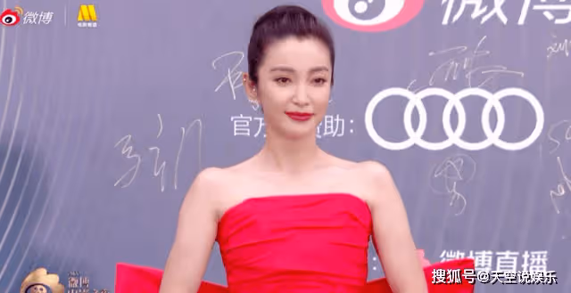 消失的李冰冰久違亮相,49歲狀態翻車撞臉呂麗萍,至今未婚