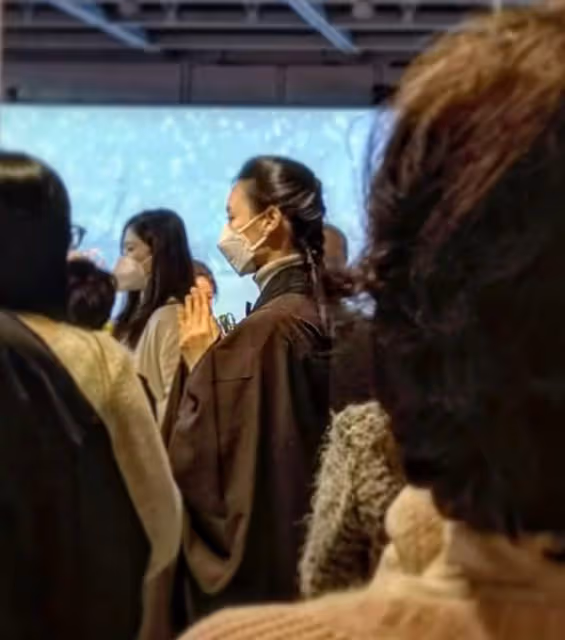 梁洛施穿尼姑服參加活動,周海媚前男友罕露面,出家13年慈眉善目