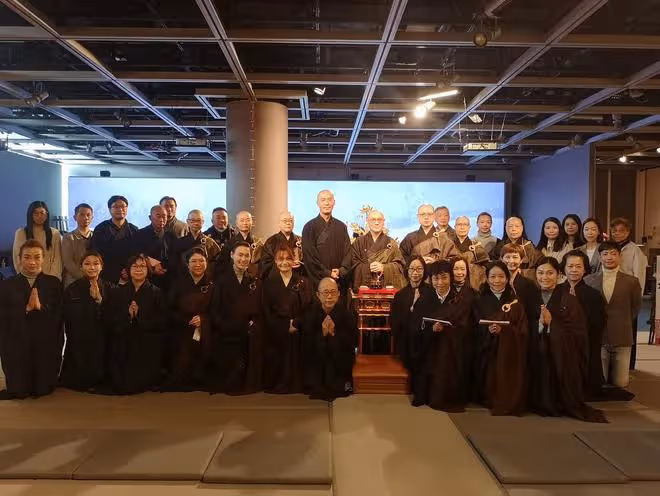 梁洛施穿尼姑服參加活動,周海媚前男友罕露面,出家13年慈眉善目