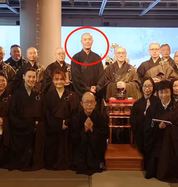 梁洛施穿尼姑服參加活動,周海媚前男友罕露面,出家13年慈眉善目