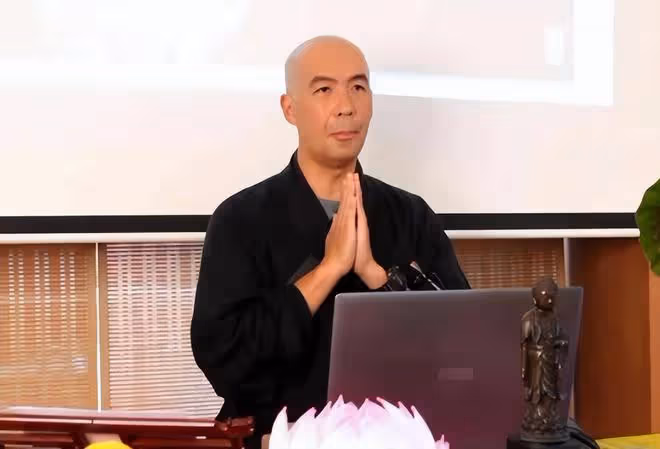 梁洛施穿尼姑服參加活動,周海媚前男友罕露面,出家13年慈眉善目