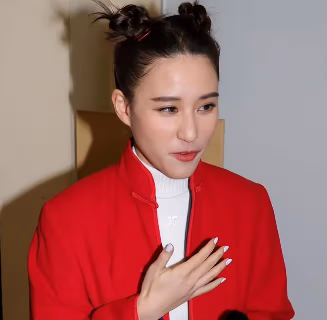 何超蓮穿福娃裝上節目，回應與竇驍結婚話題時有意迴避