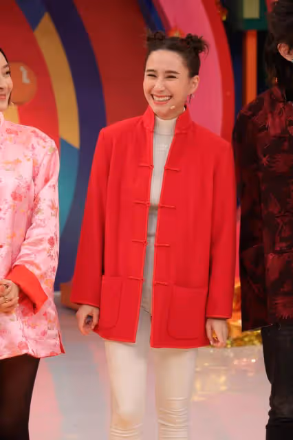 何超蓮穿福娃裝上節目，回應與竇驍結婚話題時有意迴避