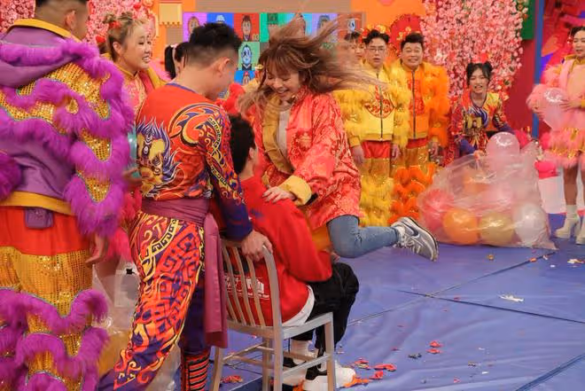 何超蓮穿福娃裝上節目，回應與竇驍結婚話題時有意迴避