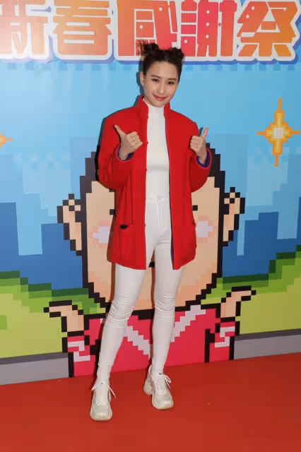 何超蓮穿福娃裝上節目，回應與竇驍結婚話題時有意迴避