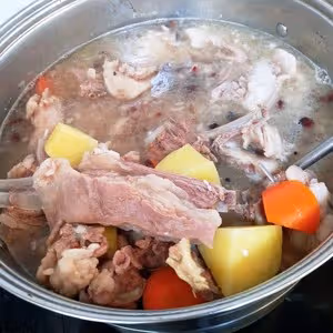 呼倫貝爾大草原–清湯羊排燉土豆胡蘿蔔