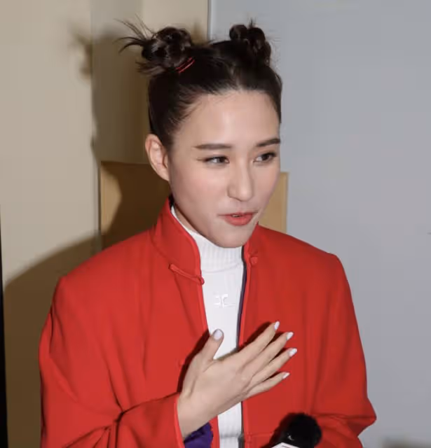 何超蓮否認與竇驍分手,稱兩人感情穩定,表示多說多錯不願多分享