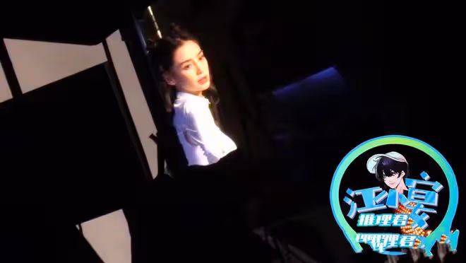 楊穎拍廣告路透照曝光，露A4腰秀馬甲線，自信凹造型風采照人
