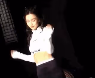 楊穎拍廣告路透照曝光，露A4腰秀馬甲線，自信凹造型風采照人
