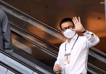梁洛施發動態暗示李澤楷,在等待對方一個態度,李澤楷卻無動於衷