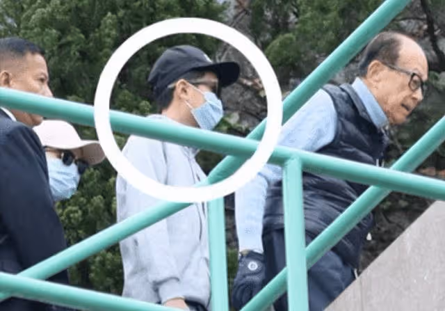 李嘉誠第三代繼承人出現,李嘉誠祭奠莊月明,這個人跟他坐一輛車