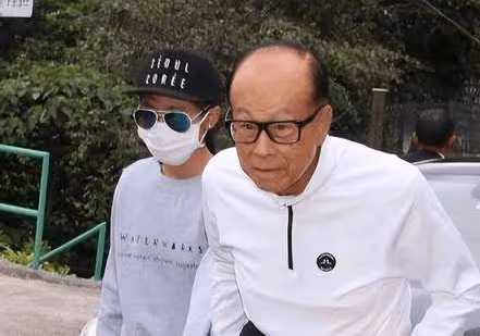 李嘉誠第三代繼承人出現,李嘉誠祭奠莊月明,這個人跟他坐一輛車
