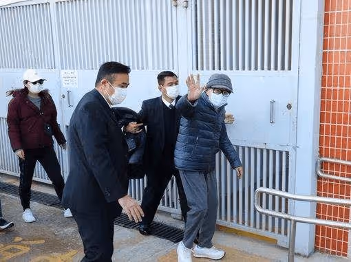 李嘉誠第三代繼承人出現,李嘉誠祭奠莊月明,這個人跟他坐一輛車