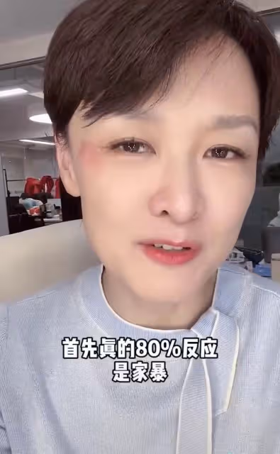 主持人李小萌被疑遭家暴,眼旁傷痕明顯,本人出面回應身體引擔憂