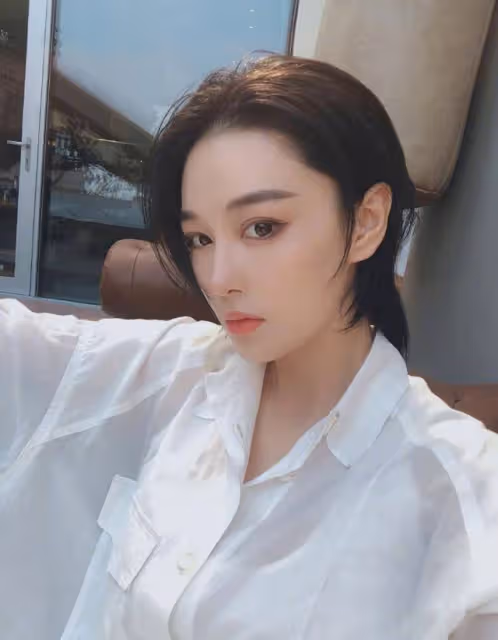 張馨予婚後生活浪漫,二人挽手出遊,網友:真讓人羨慕