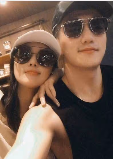 張馨予婚後生活浪漫,二人挽手出遊,網友:真讓人羨慕
