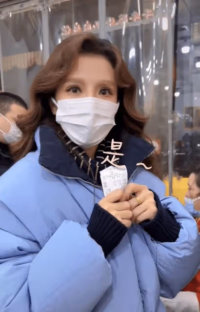朱迅低調現身蒼蠅館!在寒風中大口吃肉夾饃,毫無包袱太接地氣