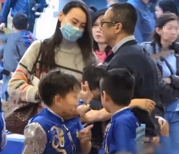 皈依佛門?梁洛施穿海青居士服潛心禮佛,住5億豪宅獨自撫養仨子