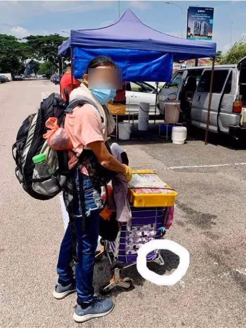 ,單親媽媽烈日下推15公斤手推車賣糕點,堅持自力更生,撫養兩個孩子,暖心人出手「載你一程」網贊:社會還是善意的!