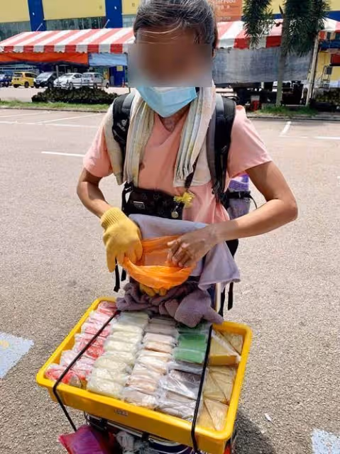 ,單親媽媽烈日下推15公斤手推車賣糕點,堅持自力更生,撫養兩個孩子,暖心人出手「載你一程」網贊:社會還是善意的!
