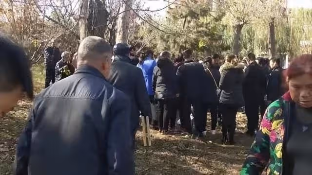 奶奶你是我的媽!80歲拾荒老人靠「撿垃圾」養大「獨臂女棄嬰」,如今25年過去,現狀讓人想哭