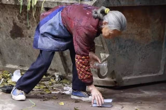 奶奶你是我的媽!80歲拾荒老人靠「撿垃圾」養大「獨臂女棄嬰」,如今25年過去,現狀讓人想哭