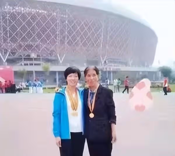 奶奶你是我的媽！80歲拾荒老人靠「撿垃圾」養大「獨臂女棄嬰」，如今25年過去，現狀讓人想哭