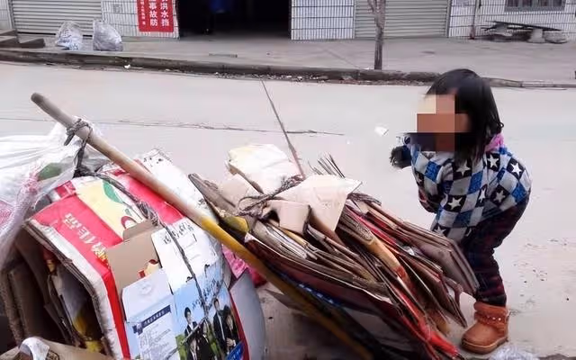 奶奶你是我的媽！80歲拾荒老人靠「撿垃圾」養大「獨臂女棄嬰」，如今25年過去，現狀讓人想哭