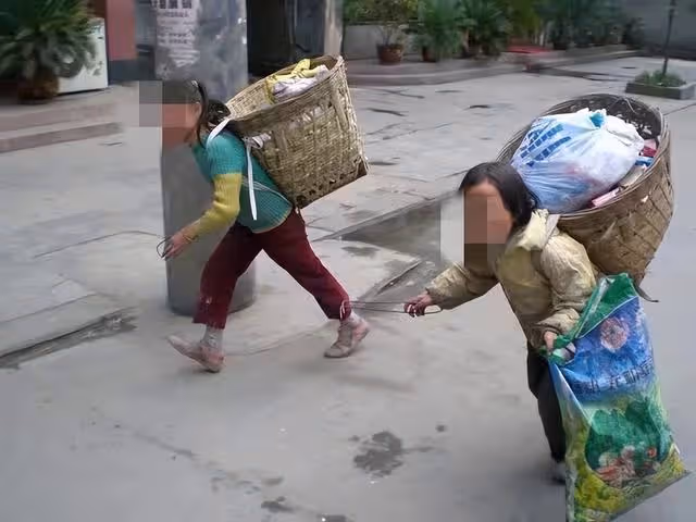 奶奶你是我的媽!80歲拾荒老人靠「撿垃圾」養大「獨臂女棄嬰」,如今25年過去,現狀讓人想哭