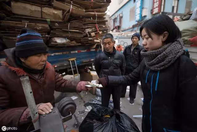 奶奶你是我的媽!80歲拾荒老人靠「撿垃圾」養大「獨臂女棄嬰」,如今25年過去,現狀讓人想哭