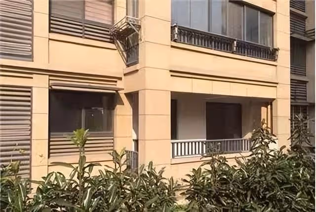 奶奶你是我的媽!80歲拾荒老人靠「撿垃圾」養大「獨臂女棄嬰」,如今25年過去,現狀讓人想哭