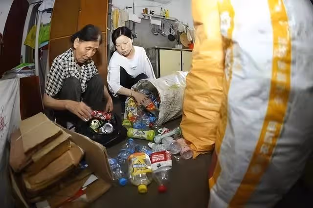 奶奶你是我的媽!80歲拾荒老人靠「撿垃圾」養大「獨臂女棄嬰」,如今25年過去,現狀讓人想哭