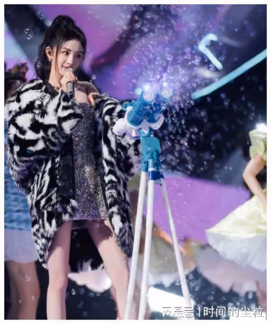 新年新氣象，虞書欣的妝容，楊冪的好身材，女星爭奇鬥豔