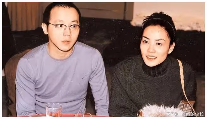 感情生變？網傳謝霆鋒帶愛貓離京，王菲獨自就餐狀態低落似哭過