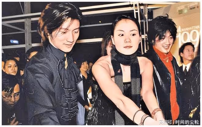 感情生變？網傳謝霆鋒帶愛貓離京，王菲獨自就餐狀態低落似哭過