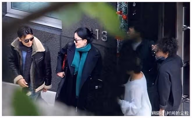 感情生變？網傳謝霆鋒帶愛貓離京，王菲獨自就餐狀態低落似哭過
