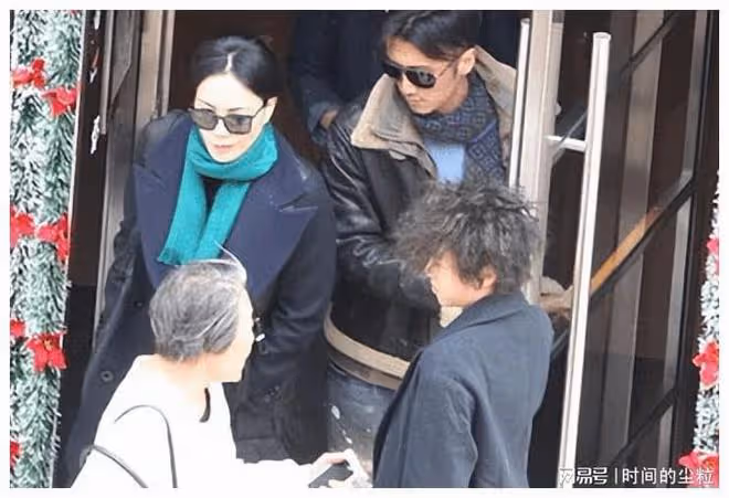 感情生變？網傳謝霆鋒帶愛貓離京，王菲獨自就餐狀態低落似哭過