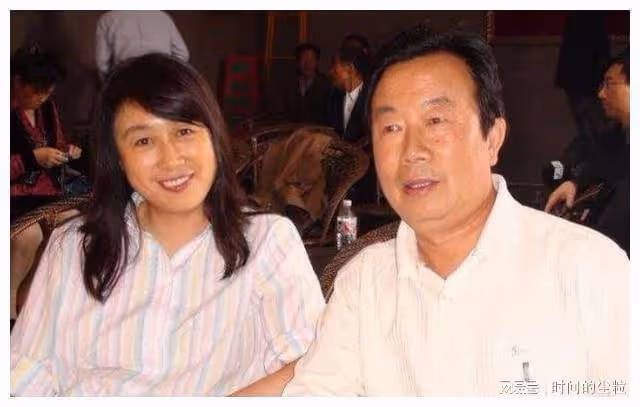 《曲苑雜壇》停播12年，主持人汪文華過得如何？