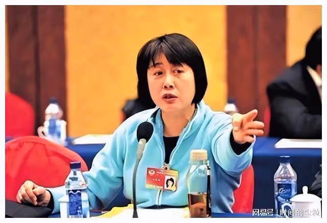 《曲苑雜壇》停播12年，主持人汪文華過得如何？