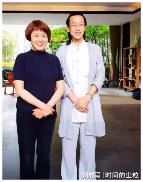 《曲苑雜壇》停播12年，主持人汪文華過得如何？