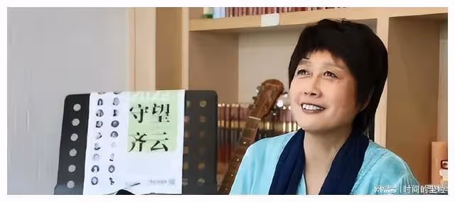 《曲苑雜壇》停播12年，主持人汪文華過得如何？