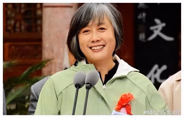 《曲苑雜壇》停播12年，主持人汪文華過得如何？