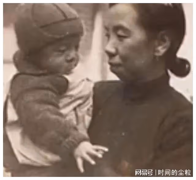 「歌唱家」楊洪基：和平凡妻子結婚50年，老婆和兒子都是他的驕傲