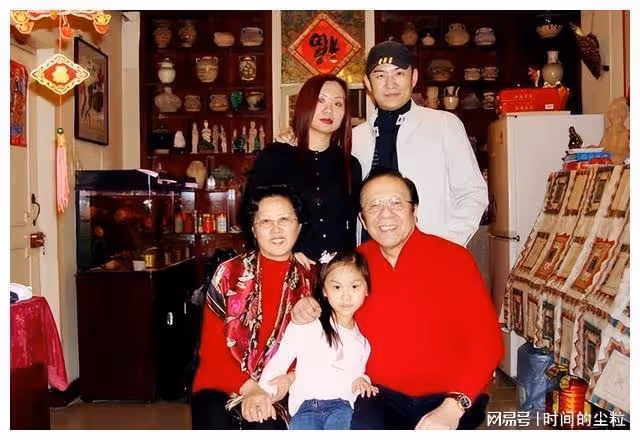 「歌唱家」楊洪基：和平凡妻子結婚50年，老婆和兒子都是他的驕傲