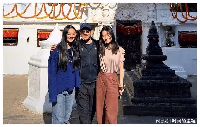 59歲李連杰罕見露面，帶妻女現身寺廟拜佛，目前已定居國外修行