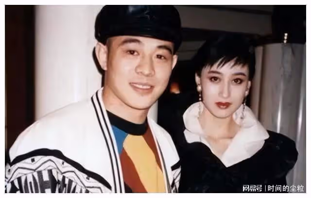 59歲李連杰罕見露面，帶妻女現身寺廟拜佛，目前已定居國外修行
