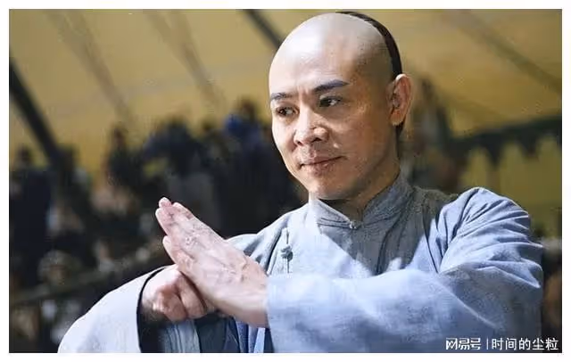 59歲李連杰罕見露面，帶妻女現身寺廟拜佛，目前已定居國外修行